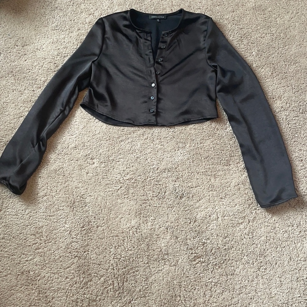 Cropped black shirt